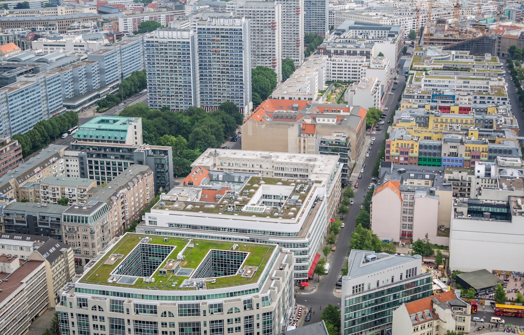 Acoperiș verde bloc 2026 cu strat extensiv de sedum și plante perene pe terasa unui bloc renovat