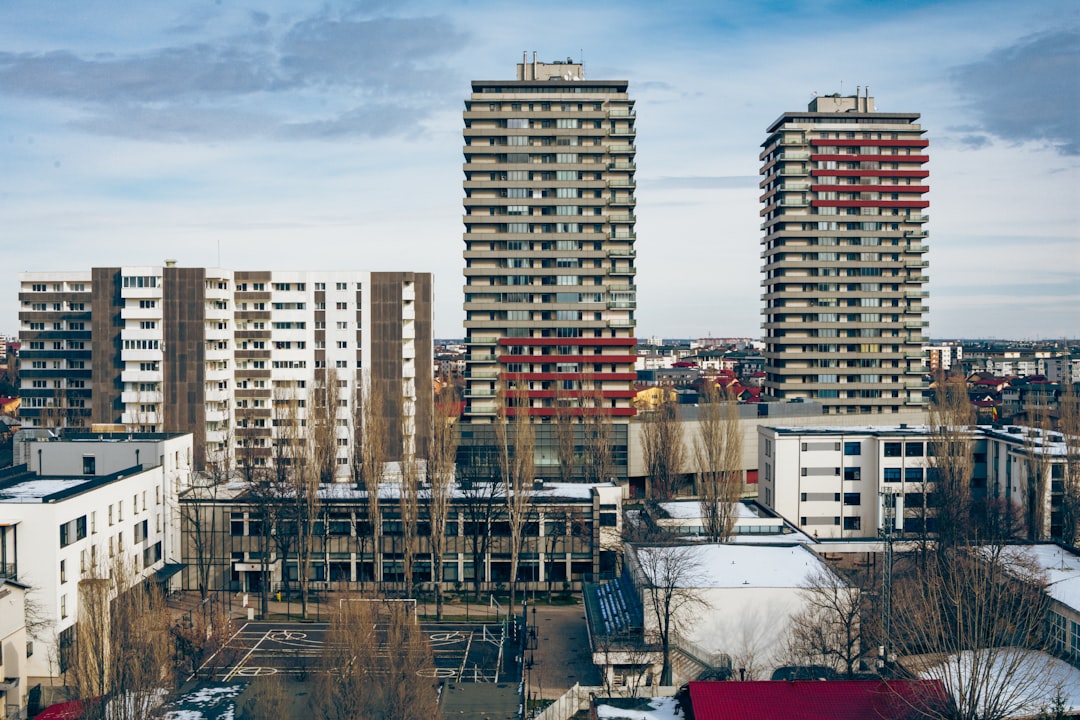 Vedere panoramică cu blocuri rezidențiale moderne din nordul Bucureștiului, zona Pipera-Floreasca