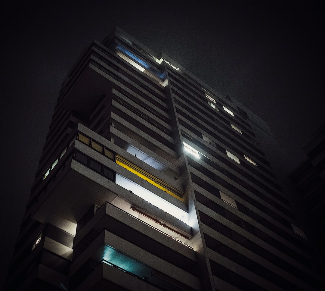 iluminat exterior bloc - Iluminat exterior bloc 2026: LED, senzori PIR, costuri reale
