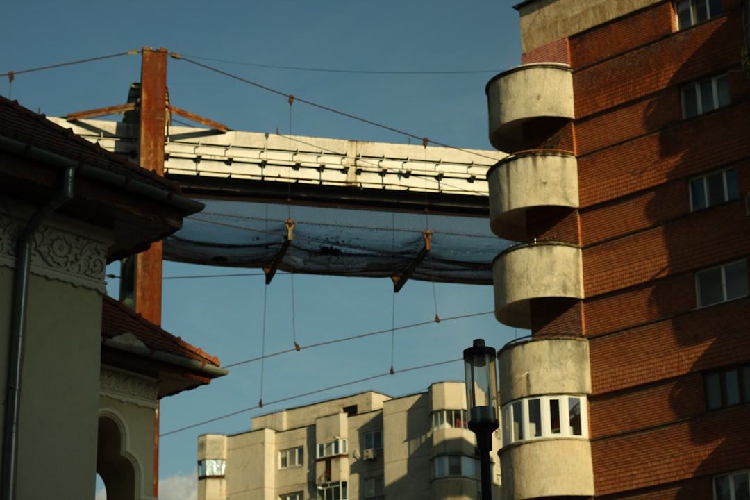 Cabluri de fibra optica intr-un bloc de apartamente modern