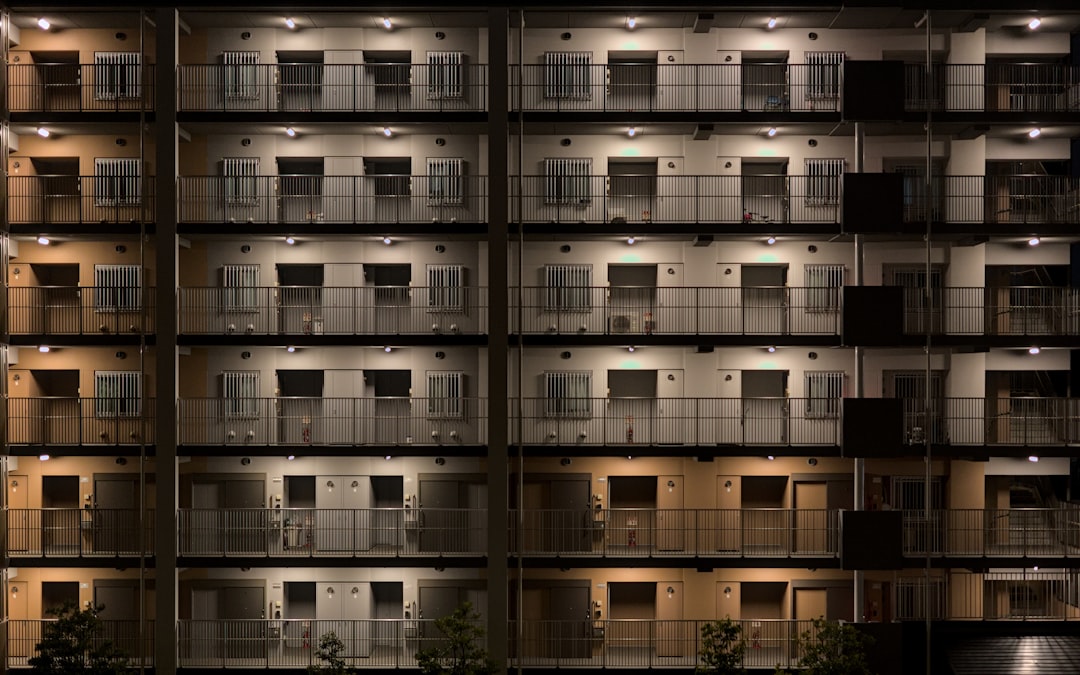lampi led alei bloc cost - Iluminat exterior bloc 2026: LED, senzori PIR, costuri reale