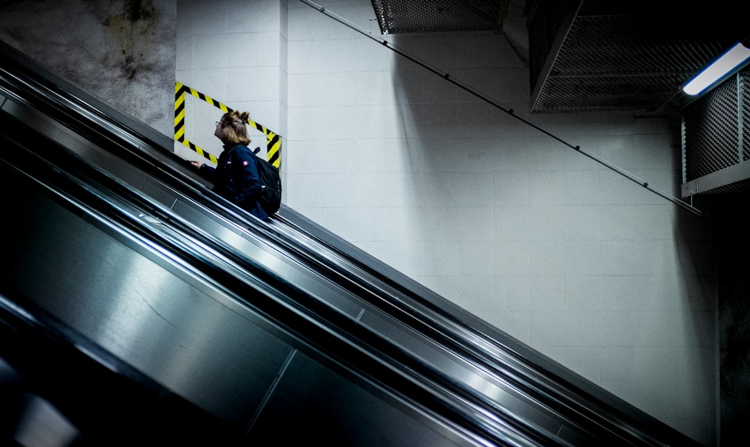 Cost mentenanță lift bloc pe lună 2026 - tehnician ISCIR verifică ascensor