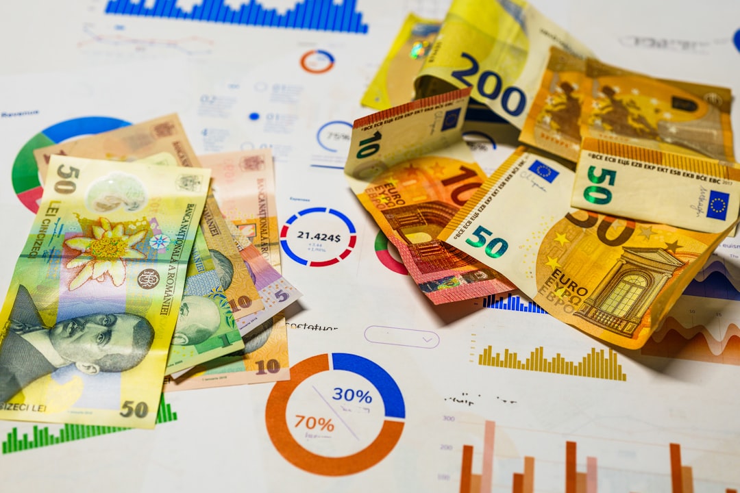 Plafon cash asociație proprietari 2026 — registru de casă și bancnote pe biroul administratorului