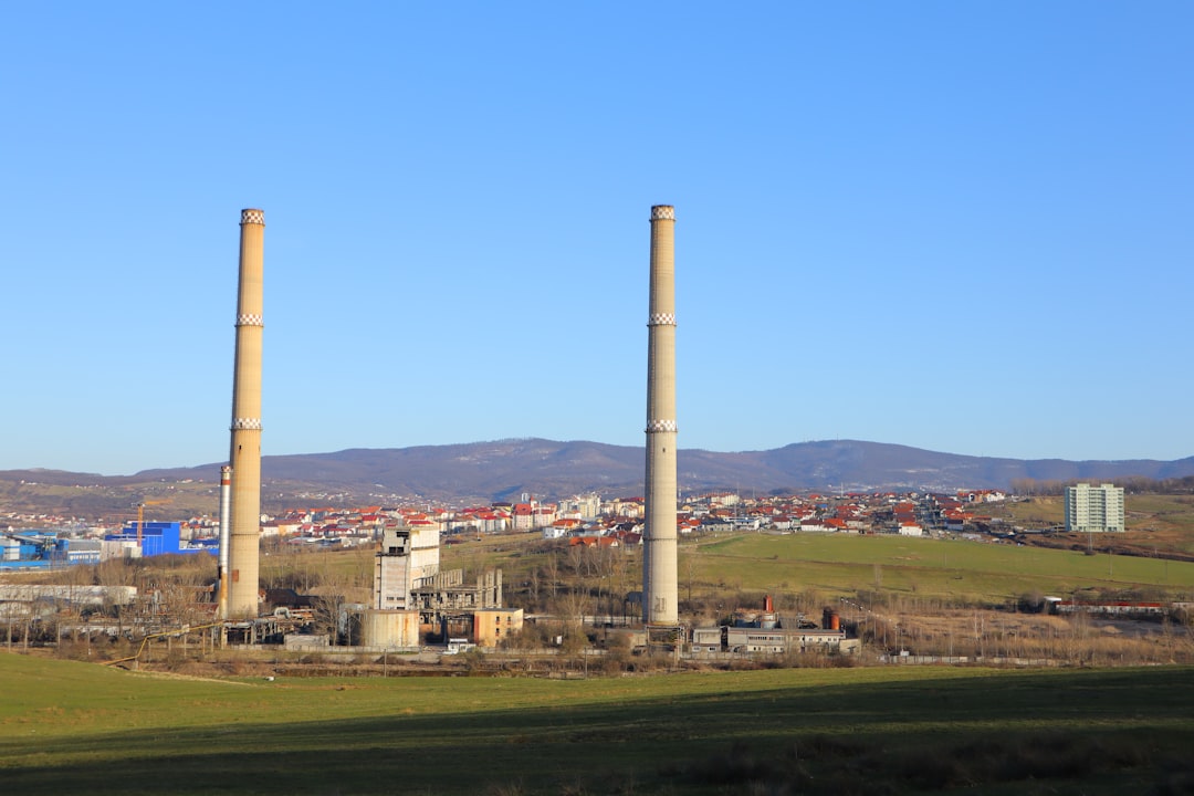 Punct termic bloc cu schimbătoare de căldură și pompe în subsolul condominiului în 2026