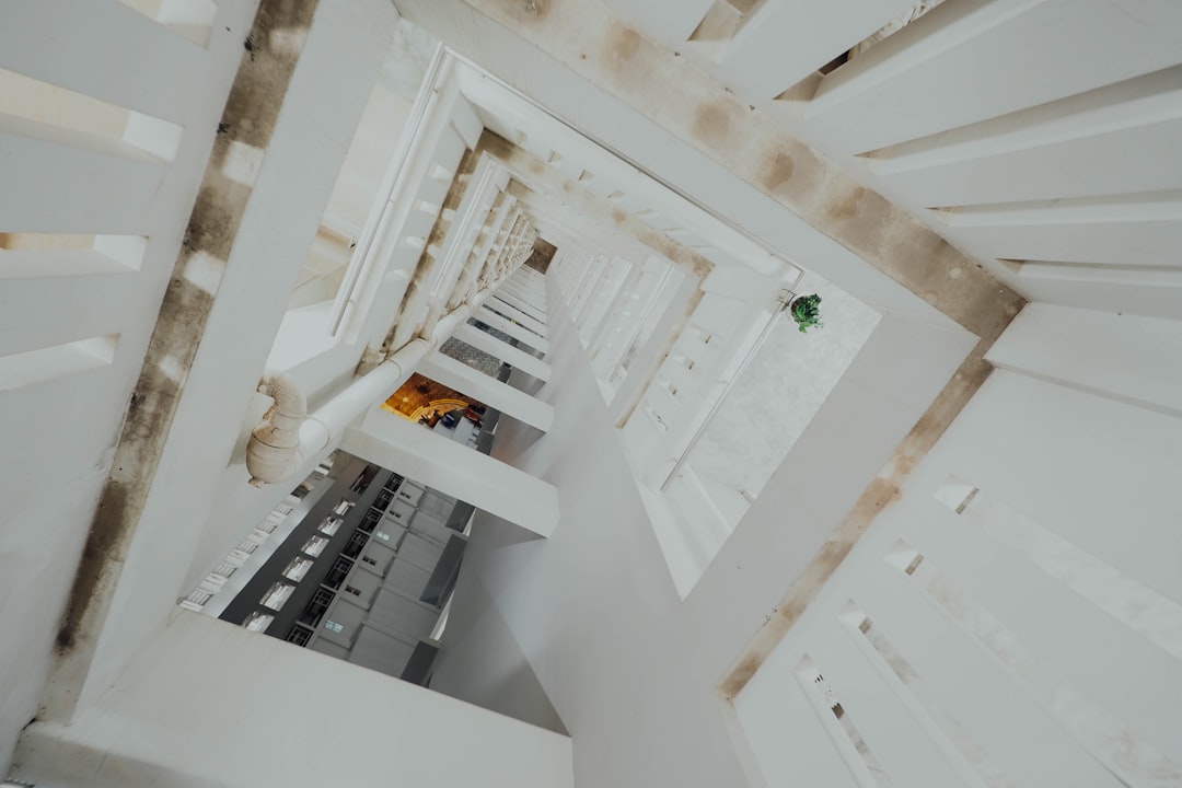 Scară de bloc renovată cu zugrăveli moderne, iluminat LED și balustradă recondiționată