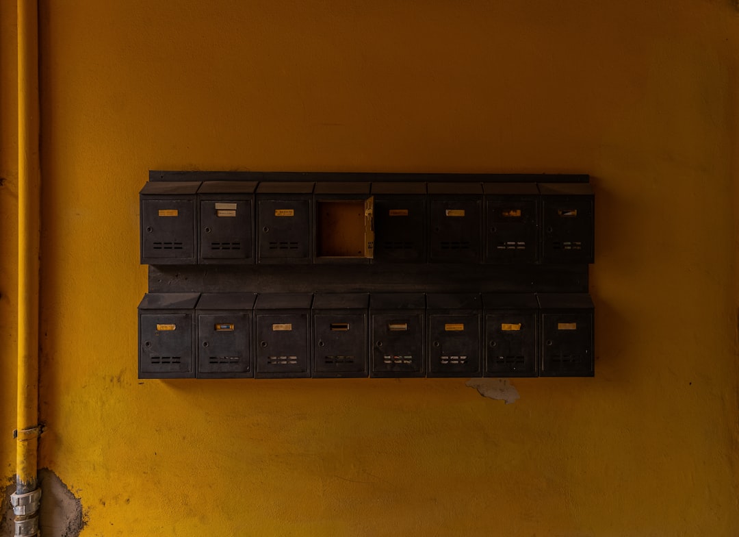 Lista de plata cu restante la intretinere afisata pe avizierul unui bloc din Romania