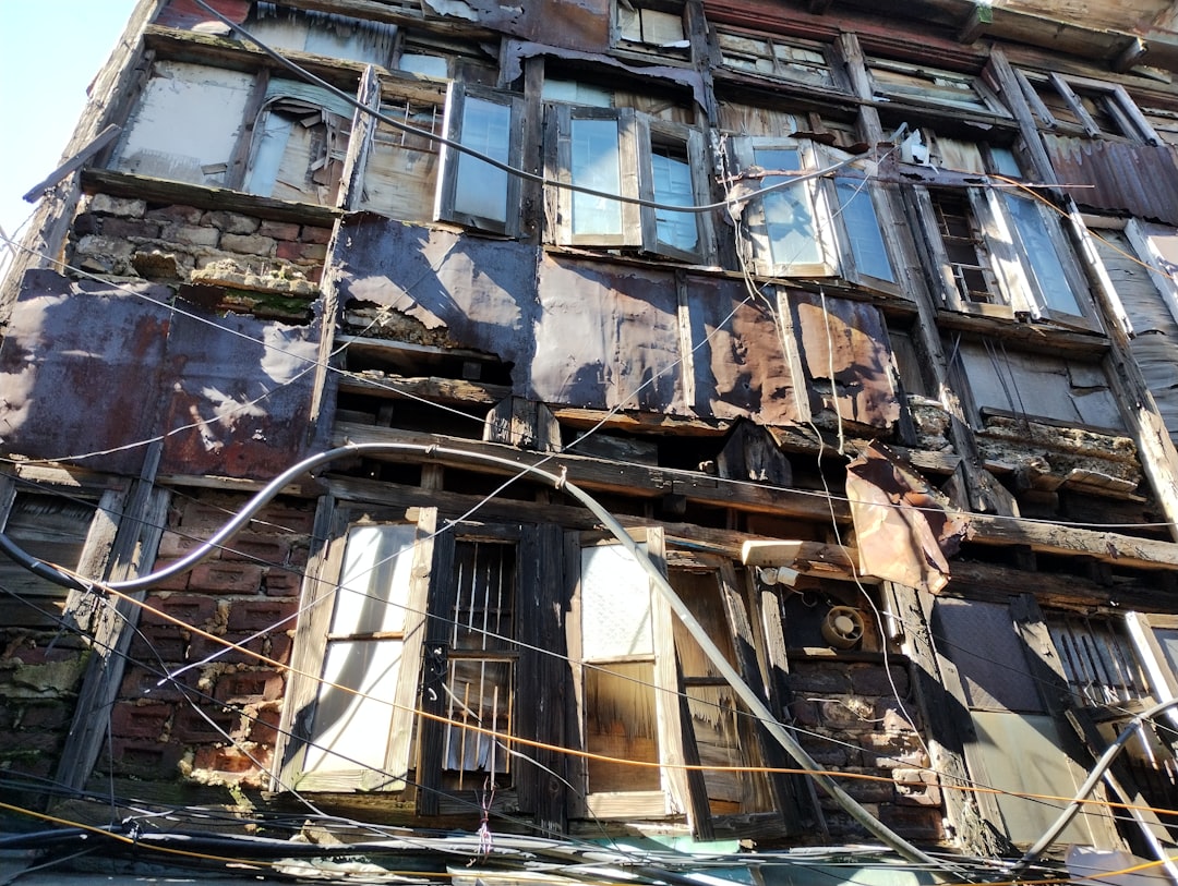 Bloc vechi din Romania cu bulina rosie pe fatada, simbol al riscului seismic