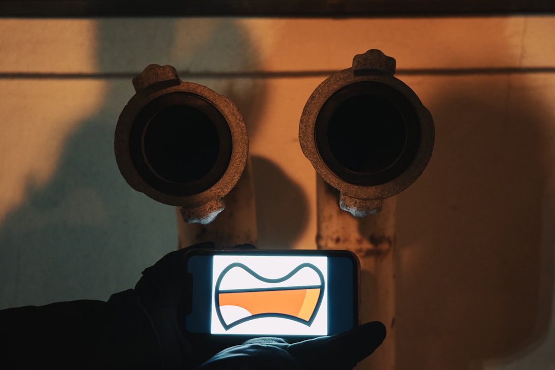 Proprietar folosește o aplicație OCR pentru citire apometre bloc pe telefonul mobil, cu indexul scanat automat din fotografie