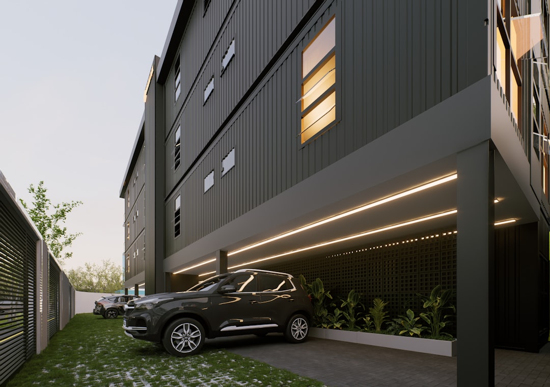 Stație încărcare mașină electrică bloc montată într-o parcare subterană de apartament din România în 2026