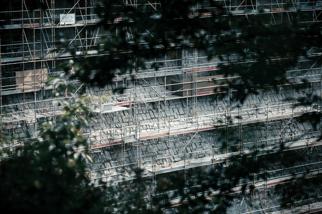 Grafic care arată creșterea costurilor materialelor de construcții din cauza taxei pe carbon în 2026