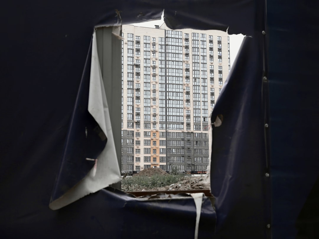 Vecin lasă apa să curgă bloc 2026 - administrator verifică apometre apartament cu diferențe mari de consum