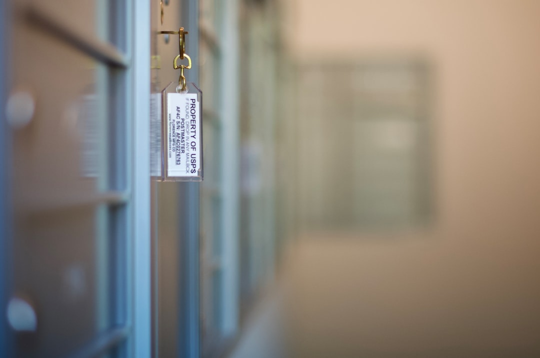 Card acces bloc 2026 cu cititor RFID montat lângă ușa de la intrarea în scara unui bloc