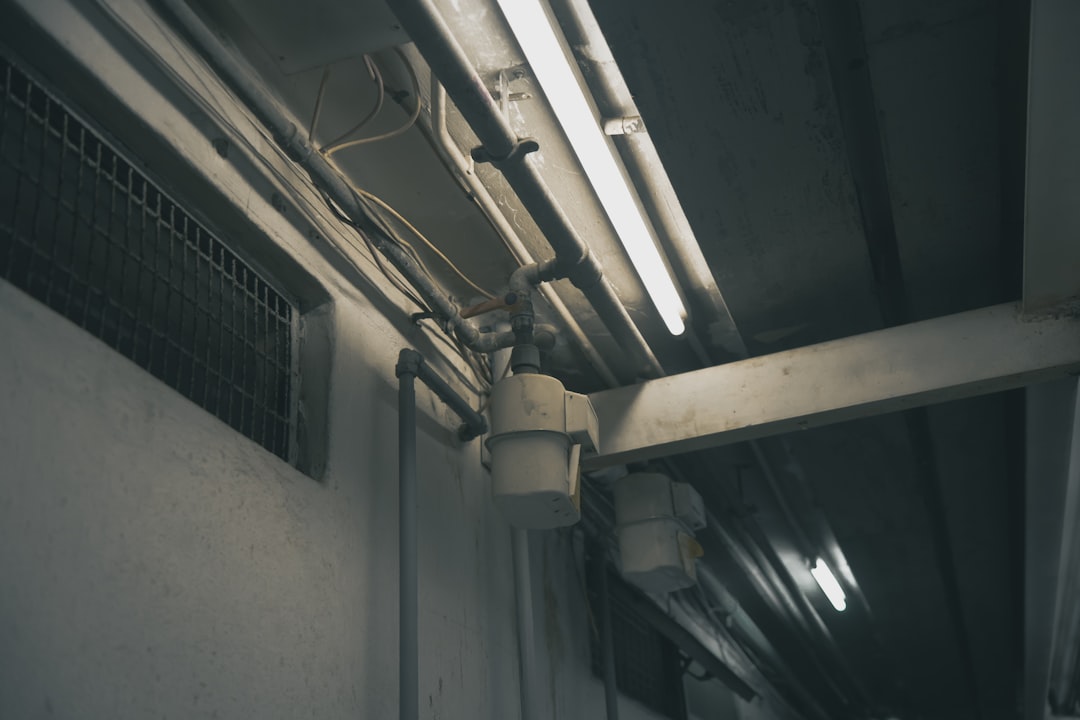 Detector fum bloc casa scării instalat pe tavan, sistem interconectat conform normativ I18-2018