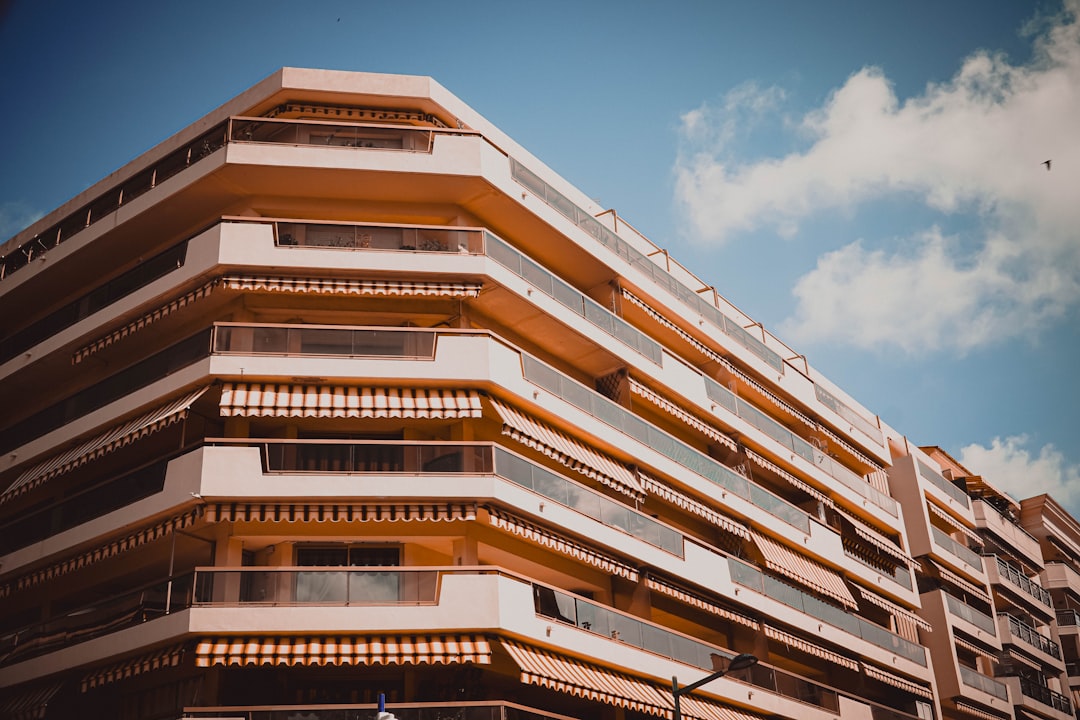 interzicere airbnb decizie aga bloc - Airbnb bloc regulament 2026: cum interzice AGA legal