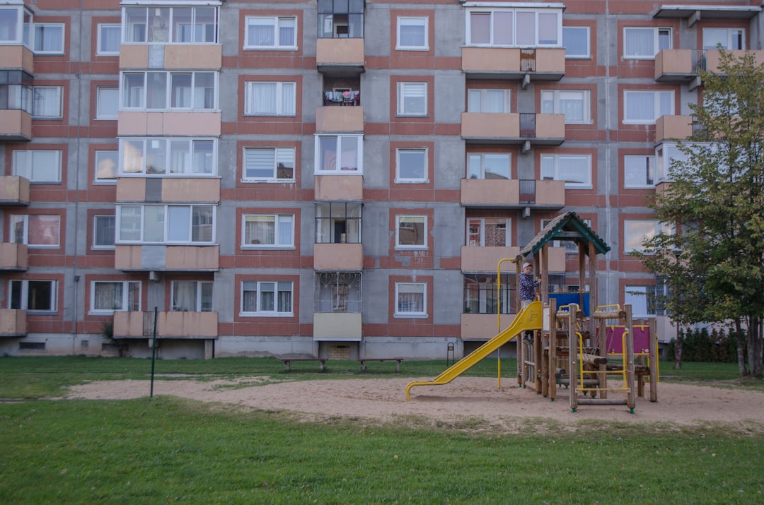 loc de joacă copii bloc - Loc de joacă copii bloc 2026: aviz, AGA și costuri reale