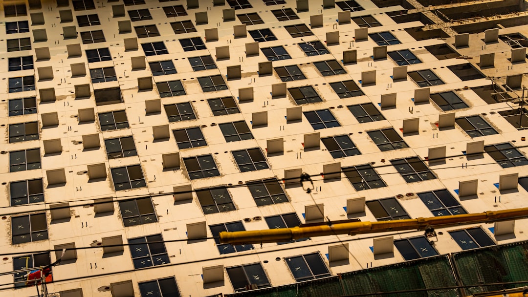 Asociație prosumator panouri fotovoltaice 2026 montate pe acoperișul unui bloc cu zece etaje