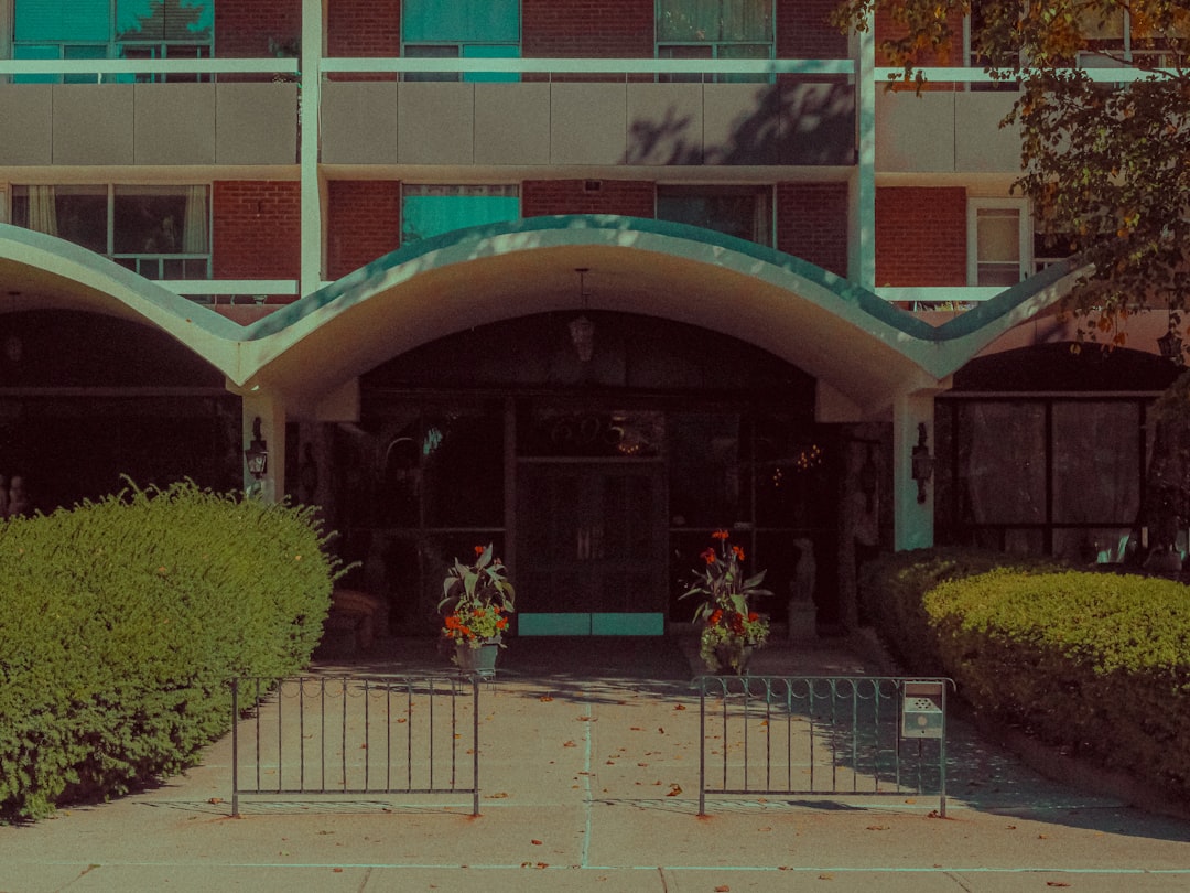 Rampă acces persoane dizabilități bloc cu balustrade și pantă conformă normelor 2026