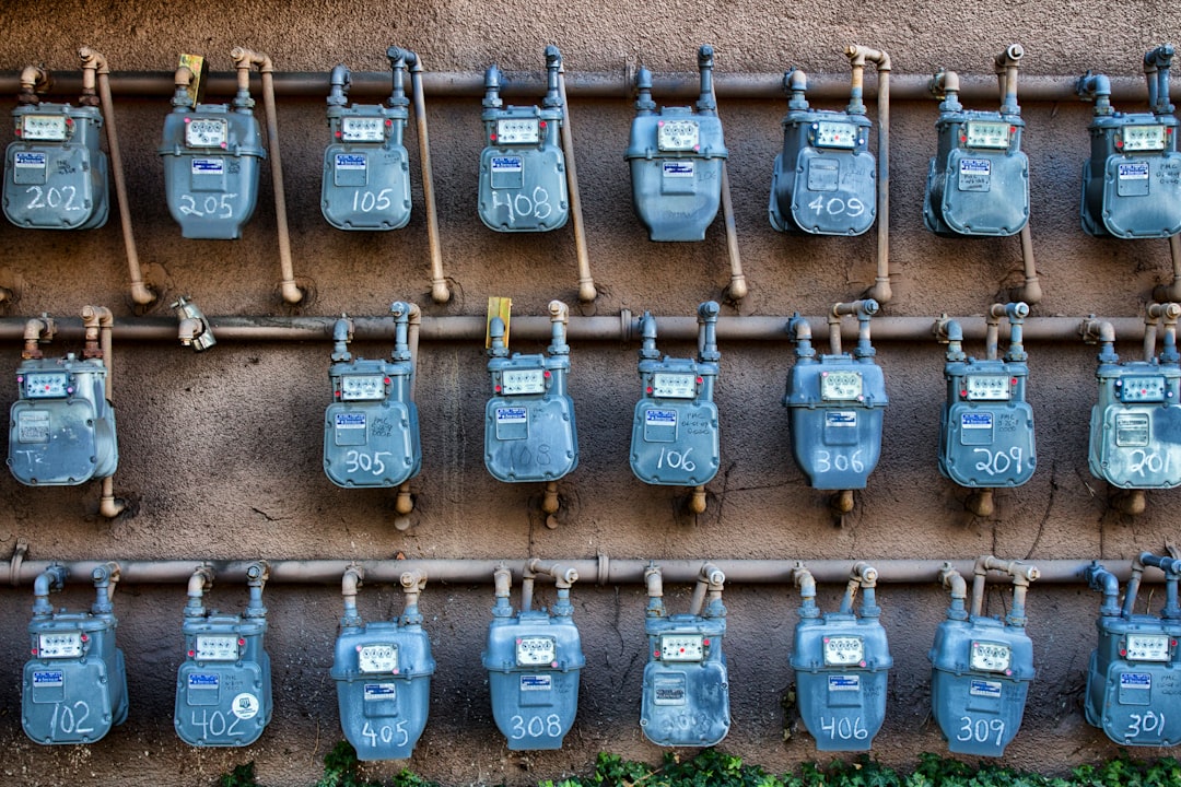 Smart metering apometre bloc 2026 — contor apă IoT cu transmitere radio montat la baterie de apartament