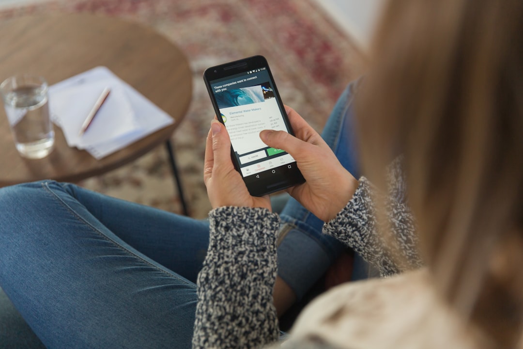 Termostat WiFi calorifere bloc 2026 montat pe radiator de apartament, controlat din aplicație smartphone