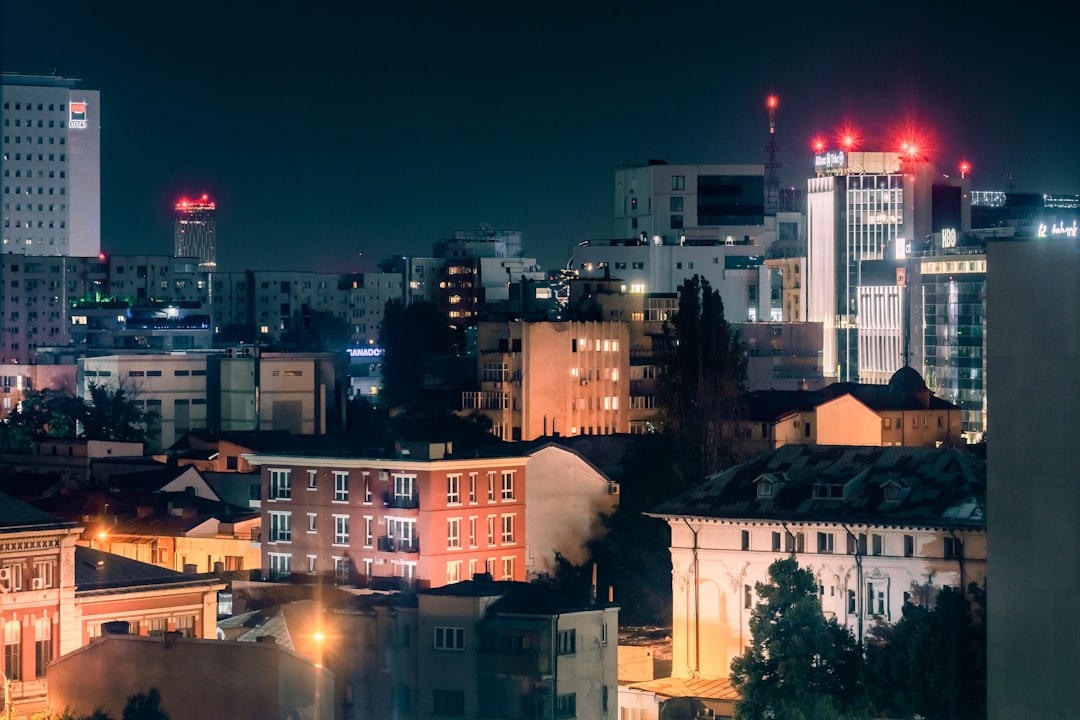 Blocuri rezidențiale din nordul Bucureștiului, zona Herăstrău-Aviatorilor, cu vedere spre parc