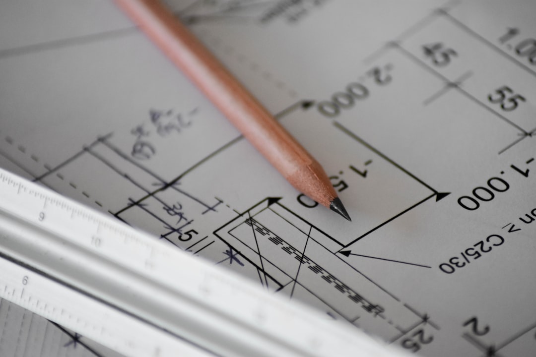 Plan de bloc cu apartamente și tabel cu cotele indivize procentuale ale proprietarilor