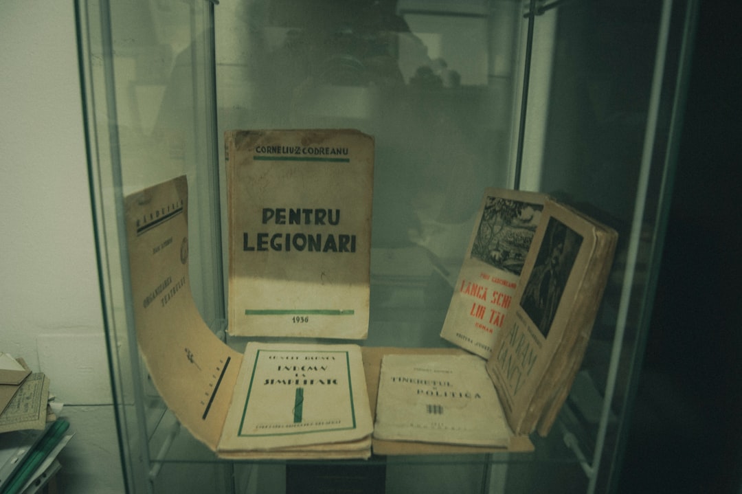 Documente de executare silită pe biroul unui executor judecătoresc, cu somație de plată și titlu executoriu pentru asociație de proprietari