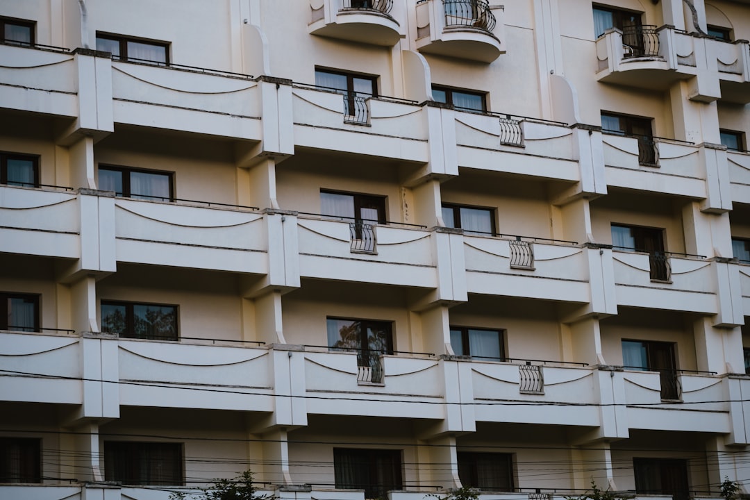 Contor de apă rece montat pe coloana din baia unui apartament de bloc din România