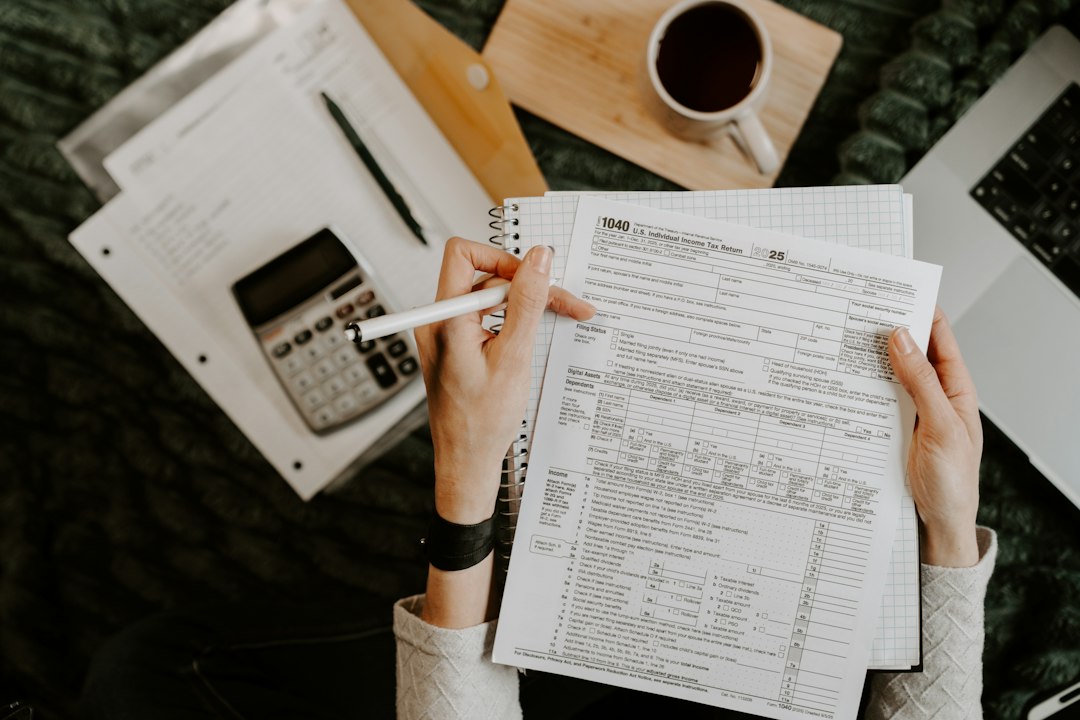 Registru de casă și chitanțe pe masa unei asociații de proprietari, verificate de un expert contabil cu calculatorul alături