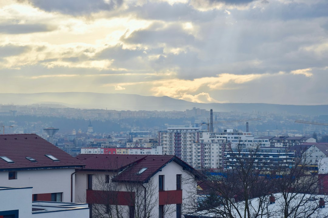 Calorifer din apartament de bloc cu robinet termostatic și factură de întreținere alături, iarna 2026-2027