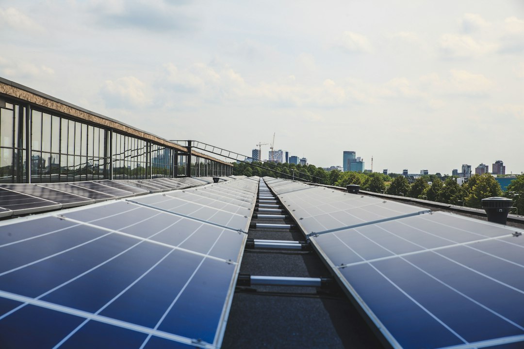 Acoperiș de bloc cu panouri fotovoltaice și contoare inteligente, ilustrând o comunitate de energie într-un condominiu din România