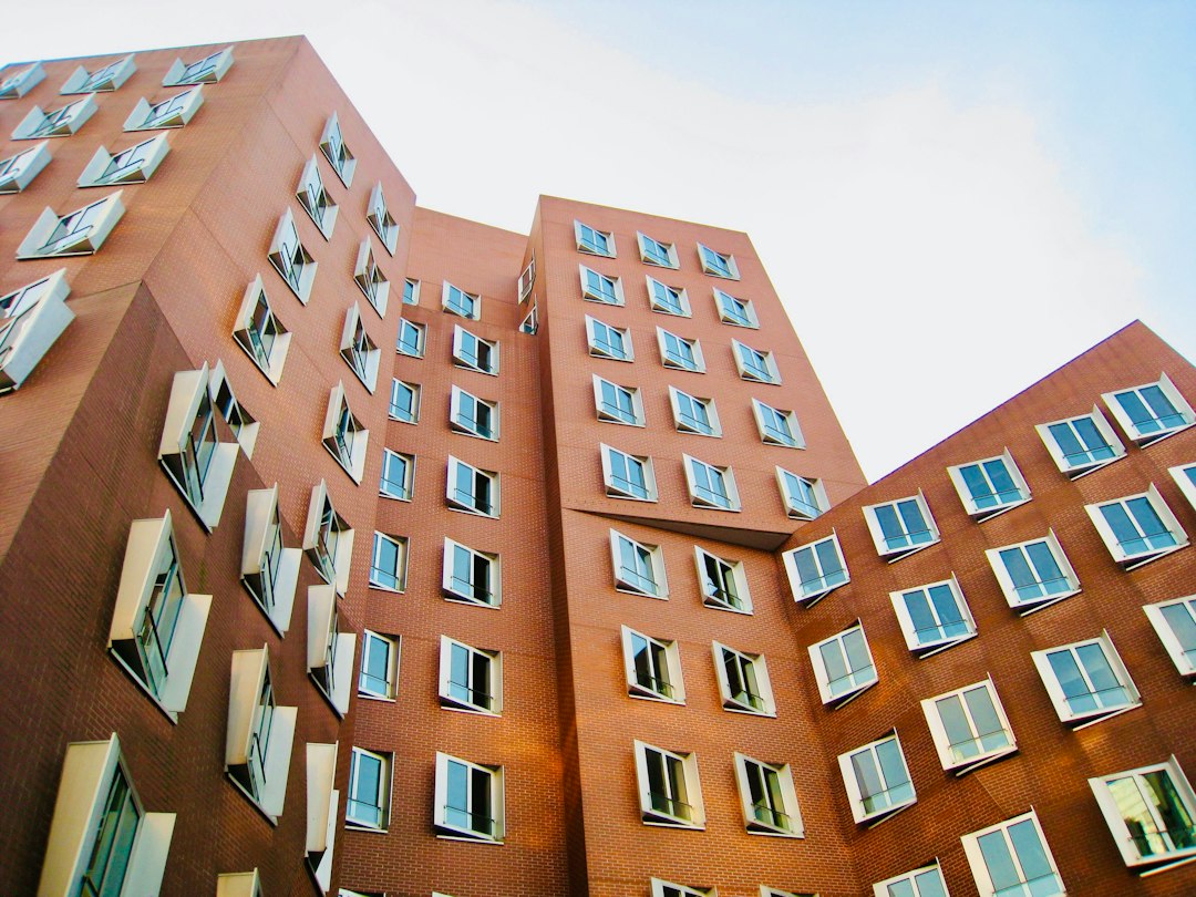 Listă de plată a întreținerii afișată la avizierul unui bloc, cu un proprietar care verifică suma apartamentului său
