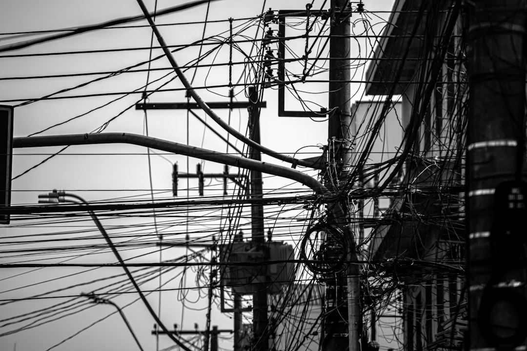 Contor electric în casa scării unui bloc, lângă tabloul care alimentează liftul și iluminatul comun