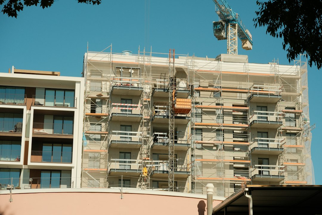Reabilitare termică neterminată: schelă și infiltrații iarna 2026-2027