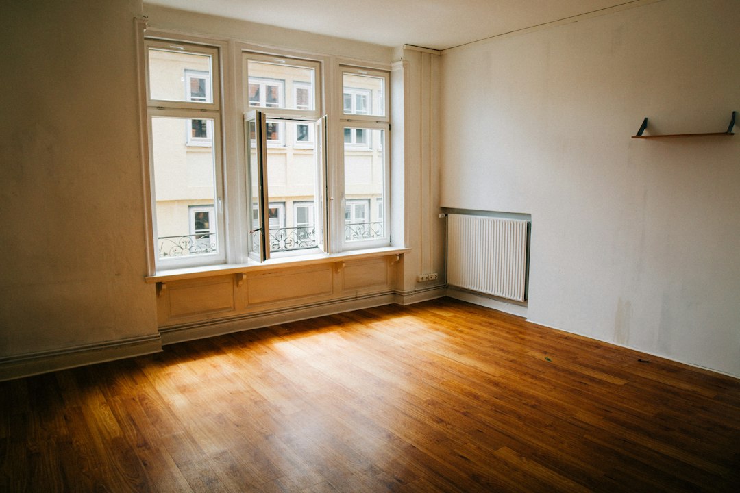 Calorifer rece într-un apartament de bloc, cu lista de plată a întreținerii achitată pe masă, iarna