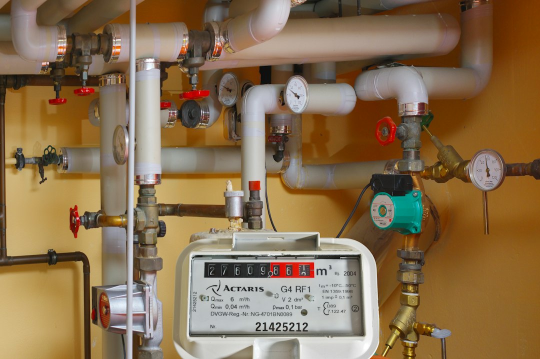 Buclă de măsură cu contor individual de energie termică pe racordul unui apartament din bloc cu distribuție orizontală