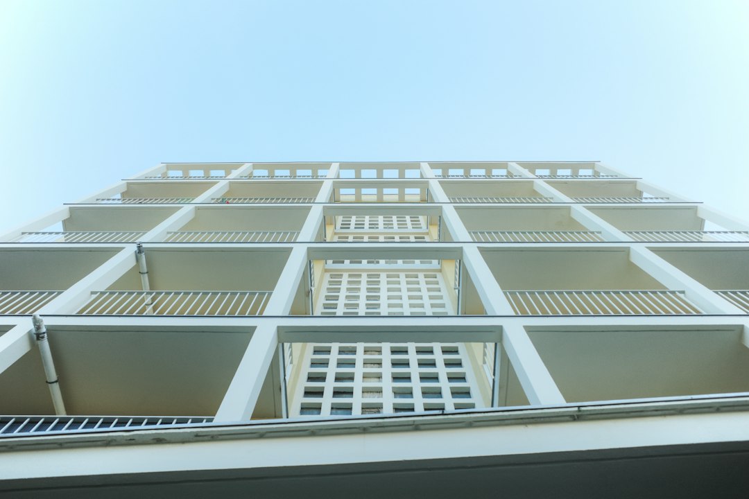 Grilă de ventilație acoperită de praf în baia unui apartament de bloc, cu urme de condens pe perete