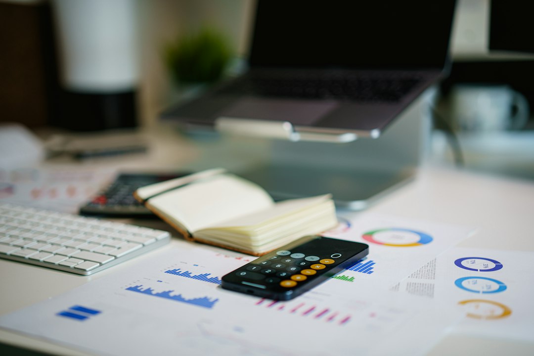 Birou cu registre contabile, calculator și liste de plată ale asociației de proprietari, pregătite pentru bugetul pe 2027