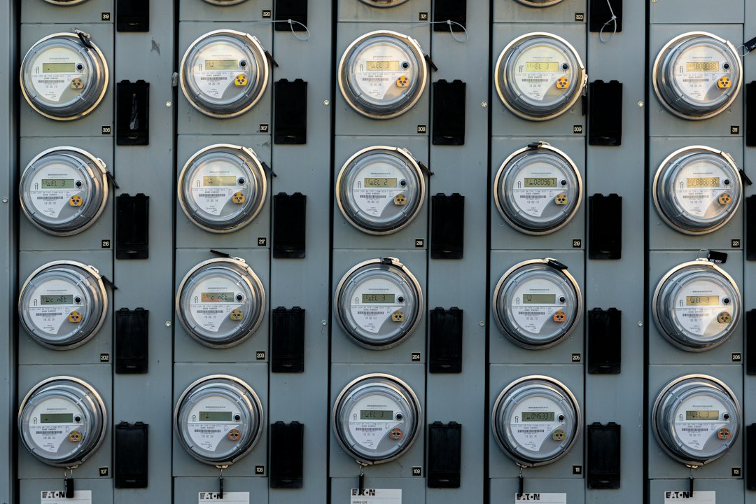 Firidă de scară la bloc cu contoare inteligente de energie electrică montate de operatorul de distribuție