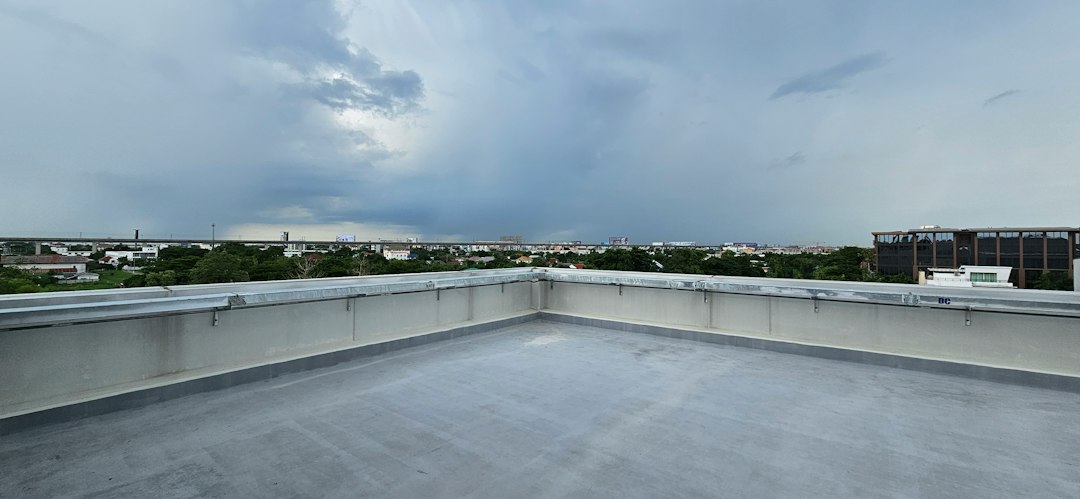 Terasă de bloc cu hidroizolație bituminoasă degradată și pete de umezeală, pregătită pentru lucrări de termoizolație