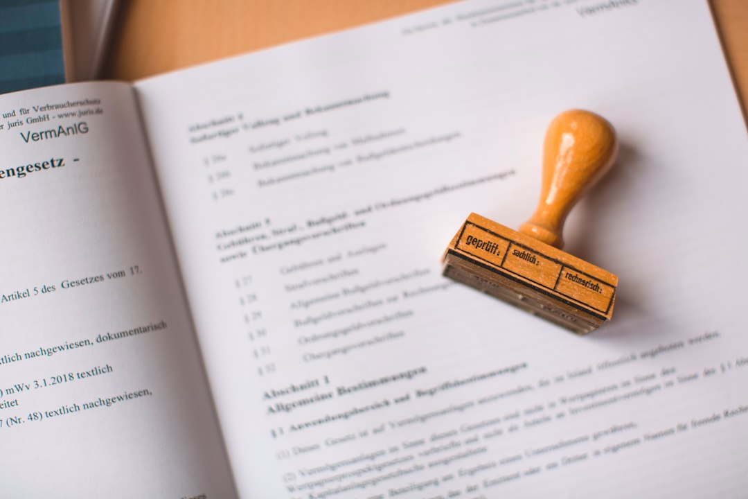 Extras de carte funciară al unui apartament de bloc cu mențiunea de ipotecă legală înscrisă de asociația de proprietari, alături de o listă de plată a întreținerii