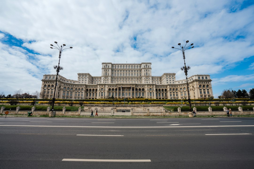 Proprietari de apartamente la o adunare generală a asociației de proprietari, discutând modificările propuse la Legea 196/2018