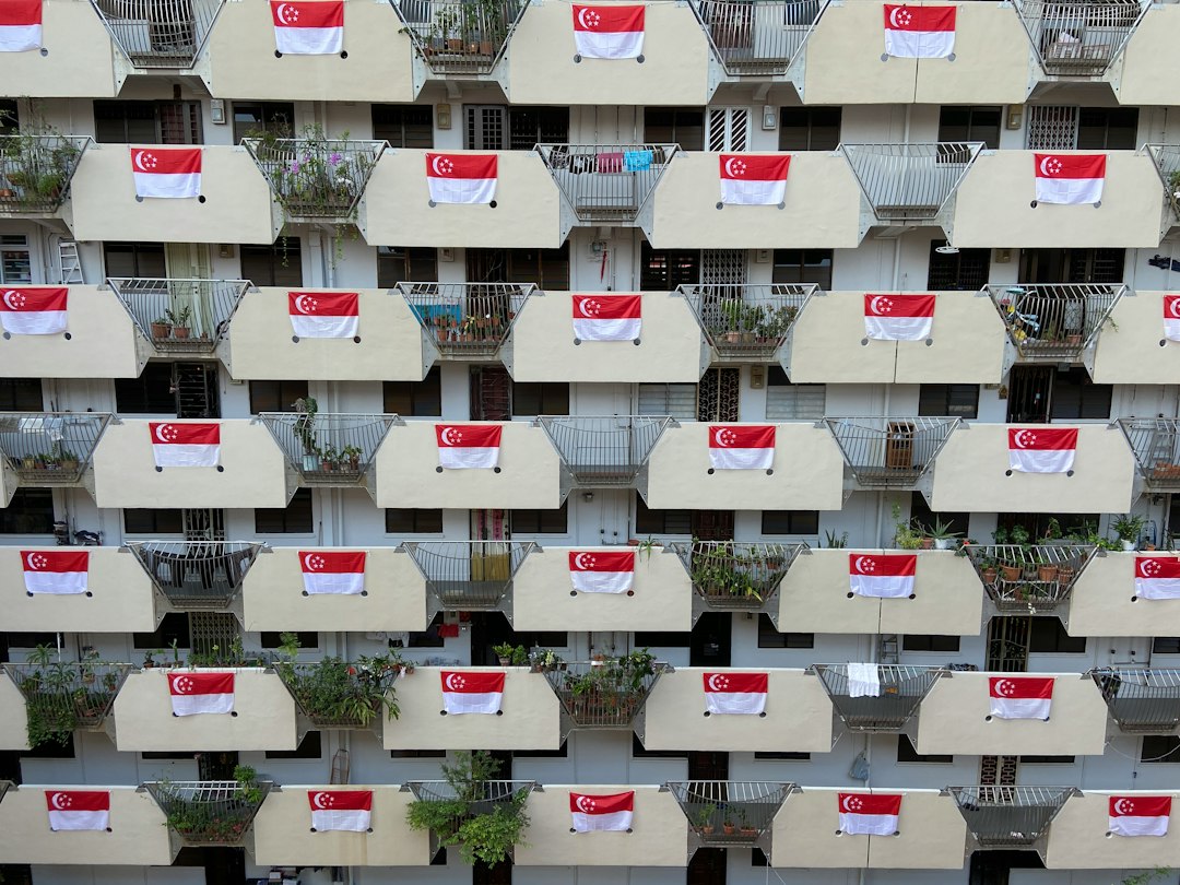 Avizier de bloc cu anunț despre sancțiuni și regulamentul condominiului, într-o scară de bloc din România