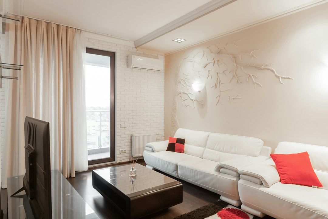 Repartitor electronic de costuri cu citire radio montat pe un radiator din apartament, într-un bloc românesc
